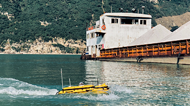 O Apache4 é um USV que transporta um ecobatímetro de feixe único e suporta uma variedade de ADCPs disponíveis para medições de velocidade