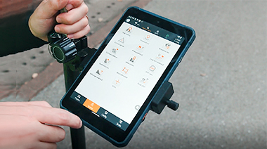 O LT800 fornece posicionamento GNSS ao nível do metro para uma variedade de aplicações, incluindo levantamento topográfico e construção.