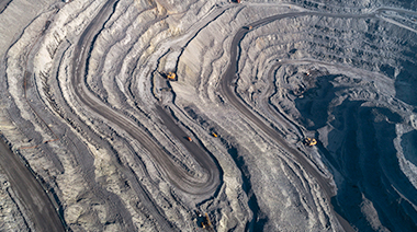 Sistema GeoSAR de seguimiento del movimiento del suelo en minería