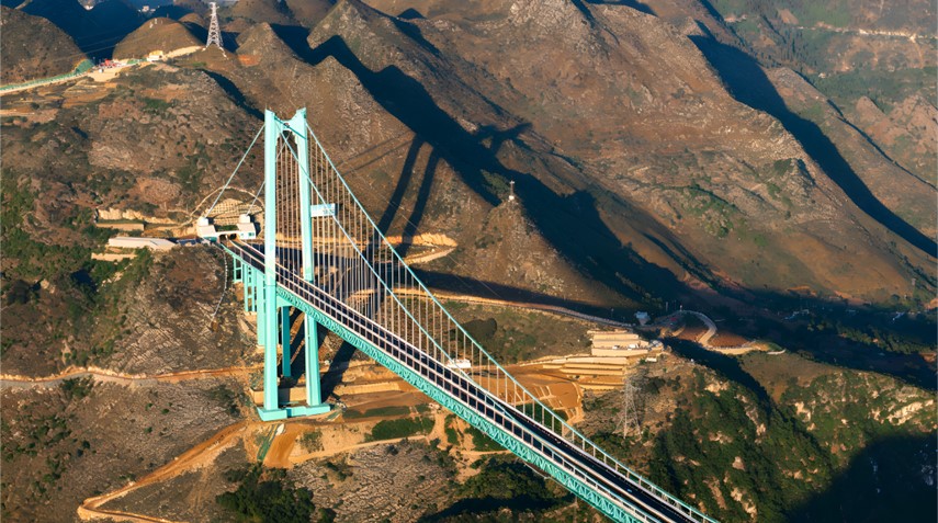 An der Huajiang-Canyon-Brücke installierter CHCNAV-GNSS-Überwachungsempfänger