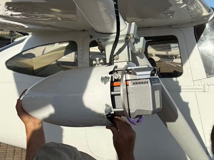 Installation du CHCNAV AA15 Pro sur le hauban d’aile d’un Cessna 182.
