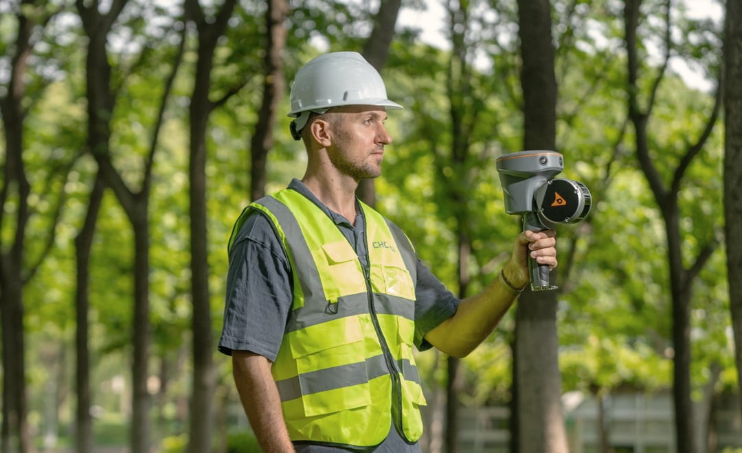 O operador no terreno recolhe dados de levantamento topográfico com o scanner RS10 SLAM.