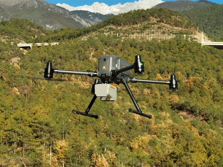 AlphaAir 6 LiDARを搭載したX500無人航空機（UAV）が、森林の樹冠を測量している。