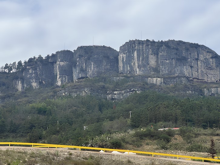 Des falaises abruptes et une végétation dense caractérisent la zone d'étude montagneuse du Guizhou.