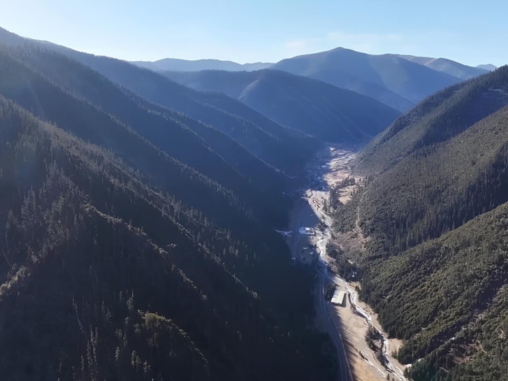 Vallées et crêtes montagneuses dans la zone d'étude du plateau du Sichuan