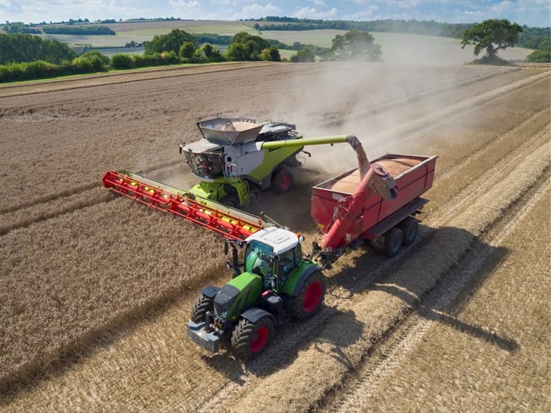 Les services GNSS améliorent l'agriculture de précision et le guidage précis des machines agricoles.