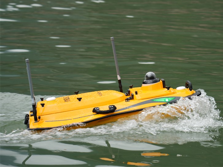Equipa a preparar o Apache 4 Pro USV num local de levantamento topográfico junto a um lago na floresta, na Alemanha.