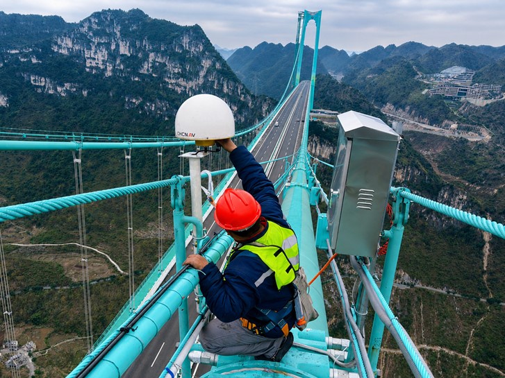 CHCNAV-GNSS-Empfänger auf der Huajiang-Canyon-Brücke