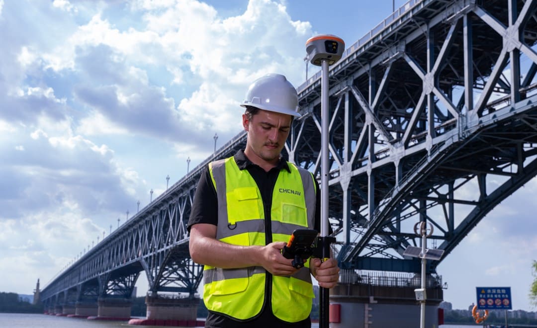 Vermessungsingenieur bei der Stadtvermessung mit i85 und HCE600 in Verbindung mit LandStar.