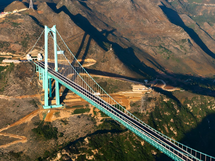 An der Huajiang-Canyon-Brücke installierter CHCNAV-GNSS-Überwachungsempfänger