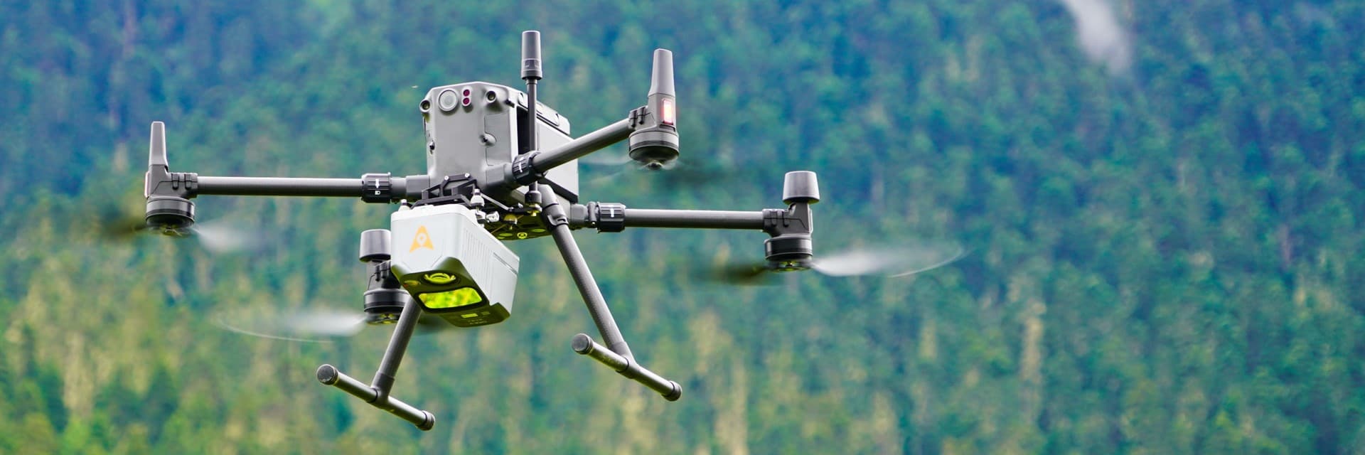 DJI M350などのドローンに搭載され、送電線の3Dデータキャプチャに使用される軽量なAA10。  