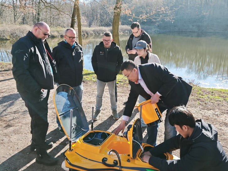 Equipa a preparar o Apache 4 Pro USV num local de levantamento topográfico junto a um lago na floresta, na Alemanha.