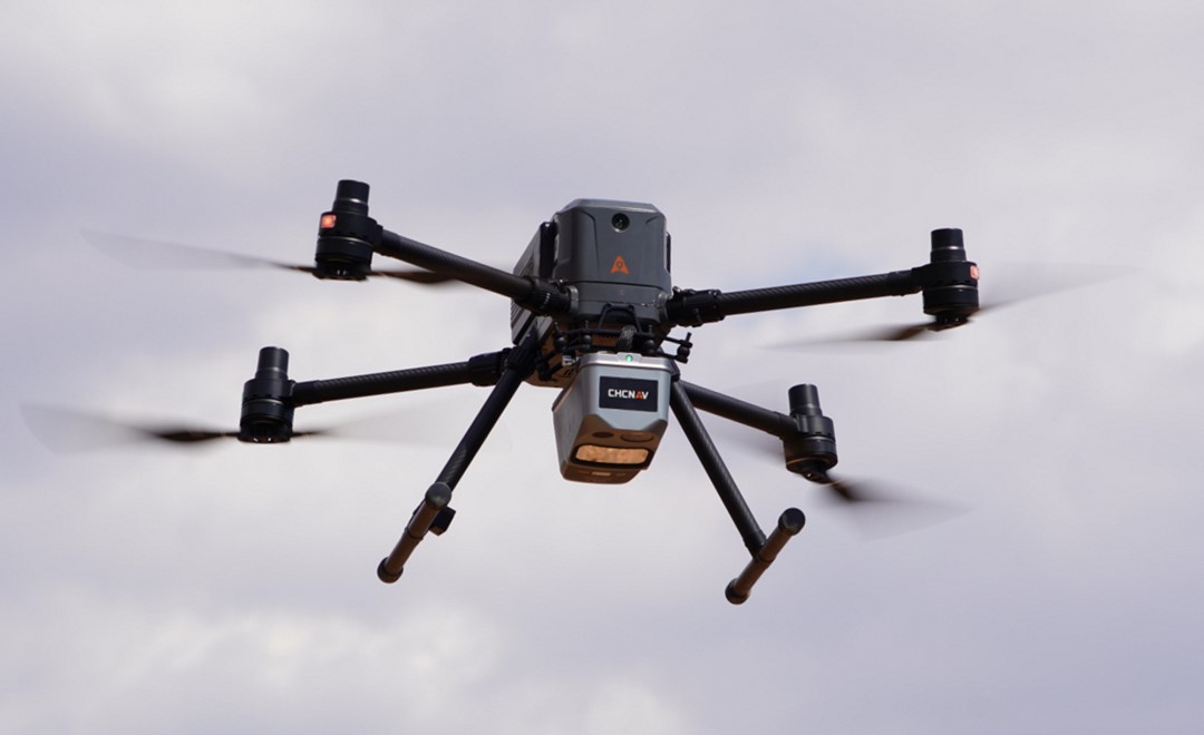 Ein X500-Drohne mit AA10-LiDAR führt eine Luftvermessung des Erdrutsches durch.
