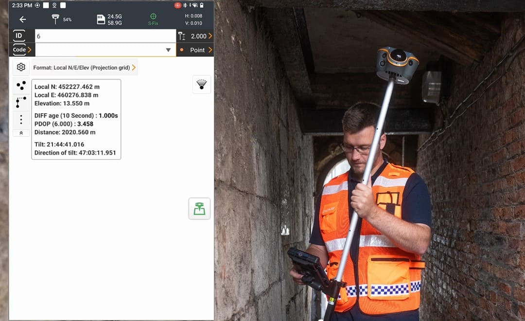 Géomètre utilisant le ViLi i100 dans une zone urbaine où les signaux GNSS sont perturbés.