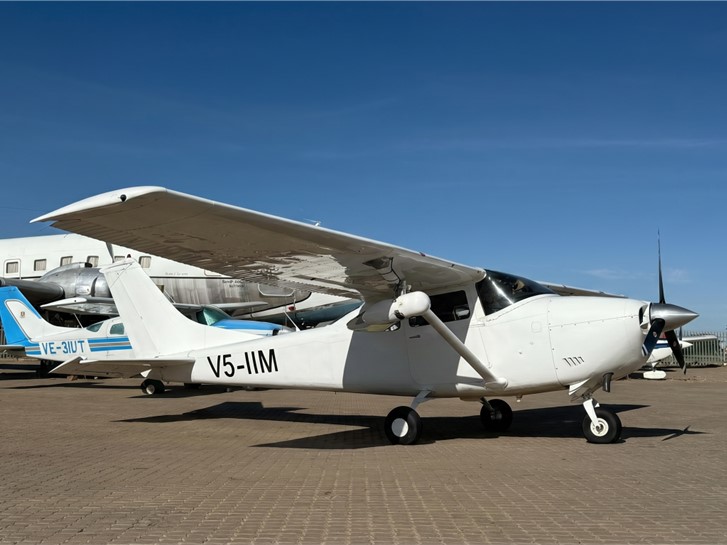 Cessna 182 préparé pour la mission de levé.