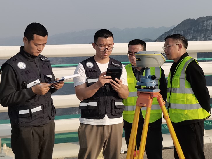 GNSS-RTK-Vermessung an der Huajiang-Canyon-Brücke