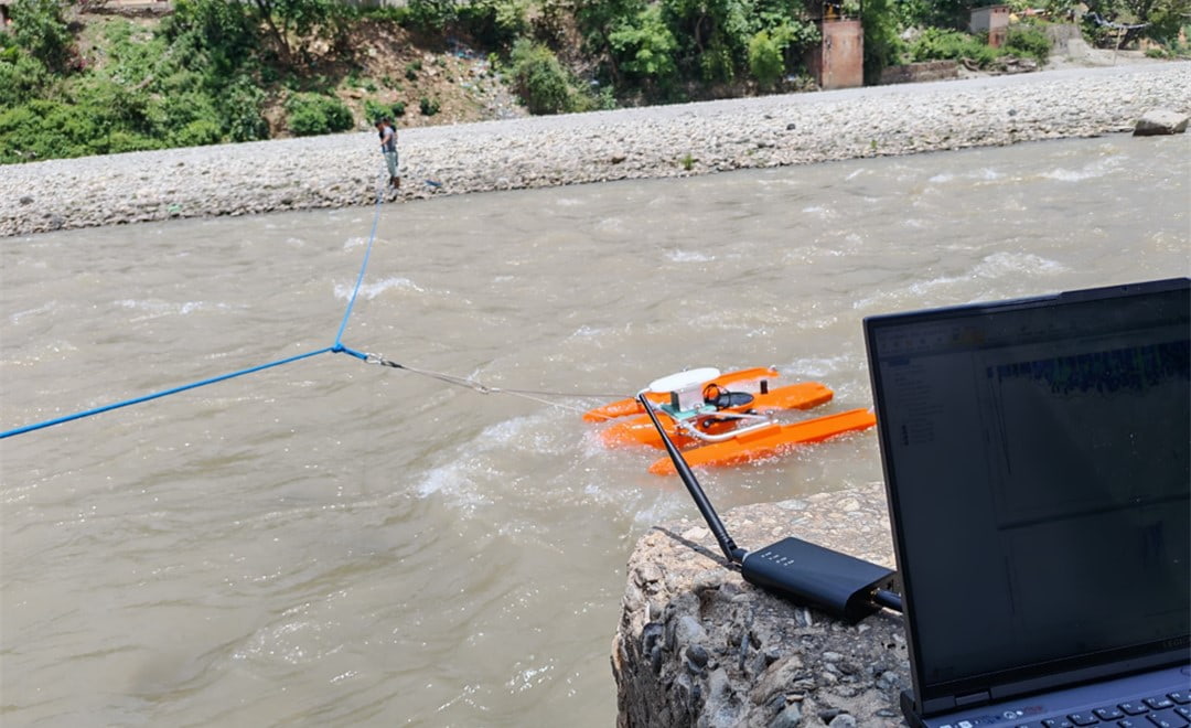 Vermessungsschiff mit einem RS1200-ADCP überquert den Hutkesi-Fluss