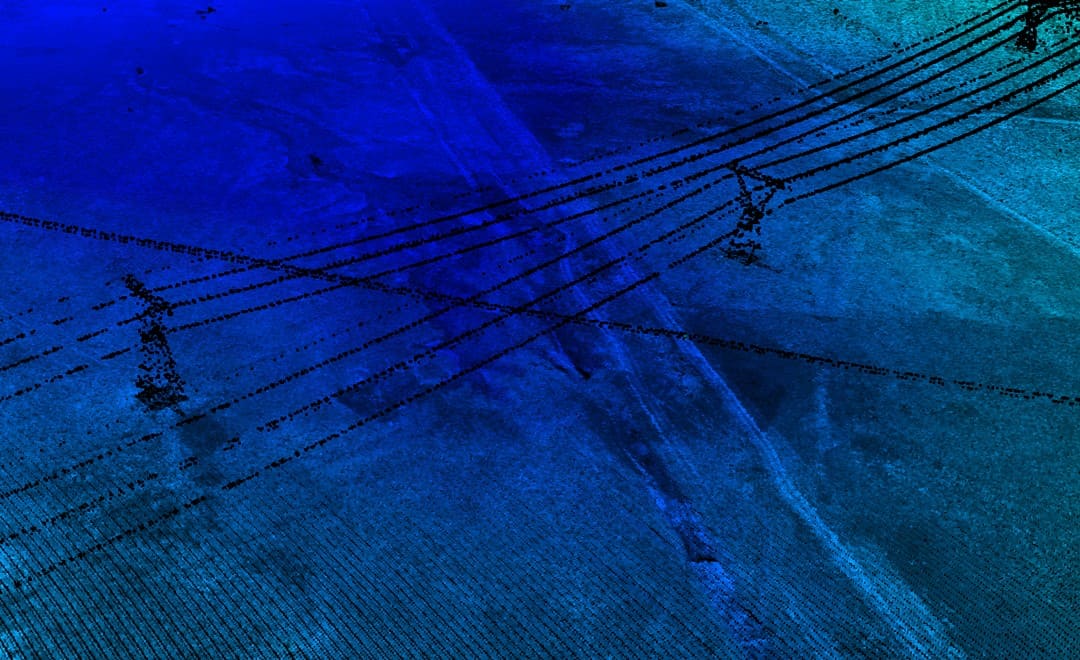 Nuvem de pontos LiDAR que mostra linhas elétricas que se cruzam e condutores de nível inferior