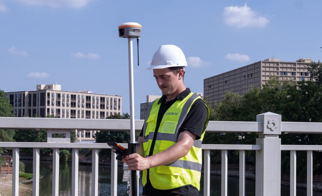Surveyor using the i85 GNSS receiver during urban surveying