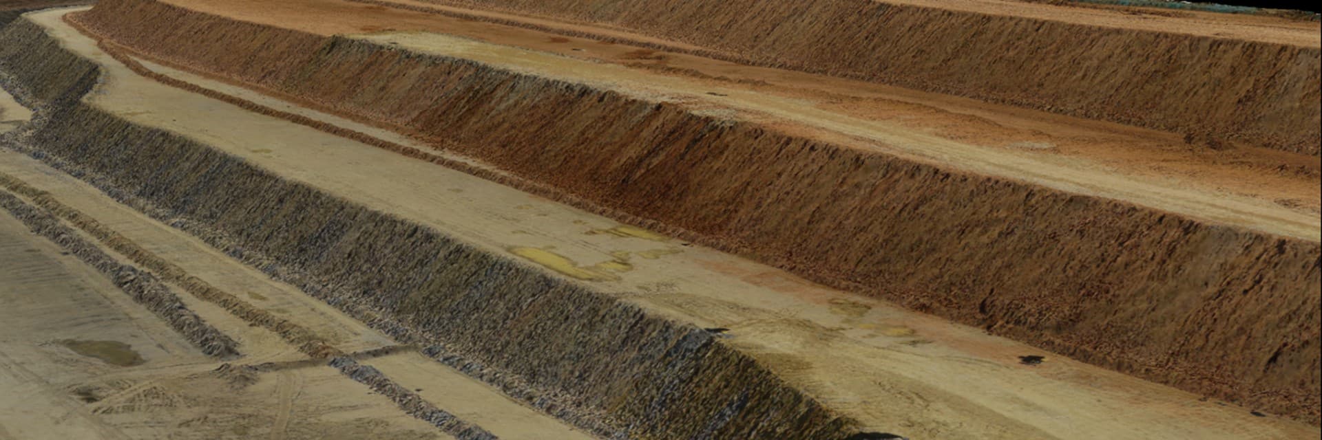 AU20 ermöglicht die nahtlose Erfassung der Bodenoberflächen des Bergwerksgeländes und die Generierung von genauen DEM- und DOM-Daten für die Analyse der Böschungslinien.