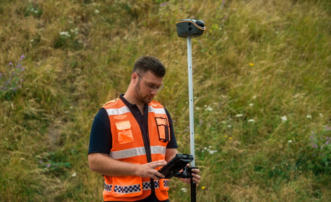 Géomètre utilisant le récepteur vili i100 gnss pour le positionnement du site