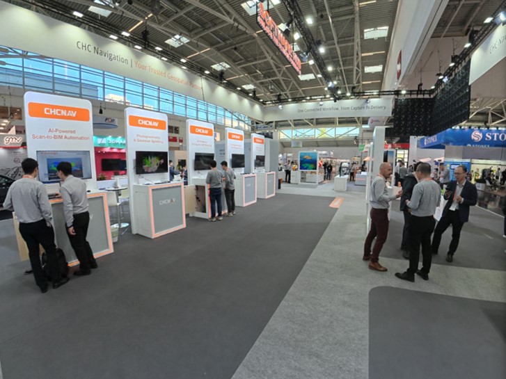 Exhibition hall 3DGS model before pedestrian filtering.