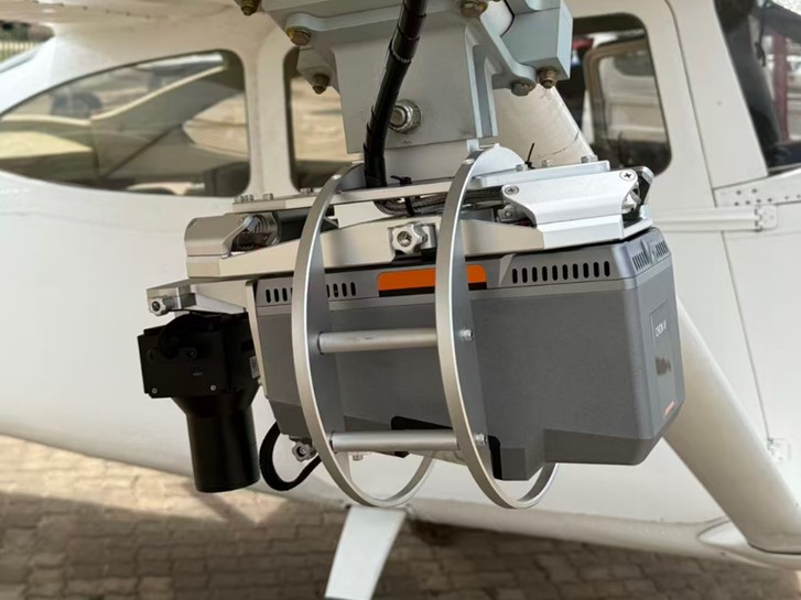 Installation du CHCNAV AA15 Pro sur le hauban d’aile d’un Cessna 182.