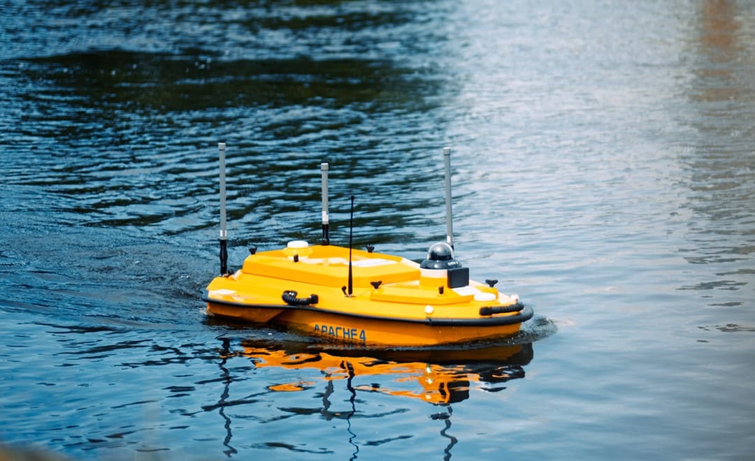 Ein Apache 4 USV mit einem HQ-400-Multibeam-Echolot bei der Vermessung eines Flussbetts.
