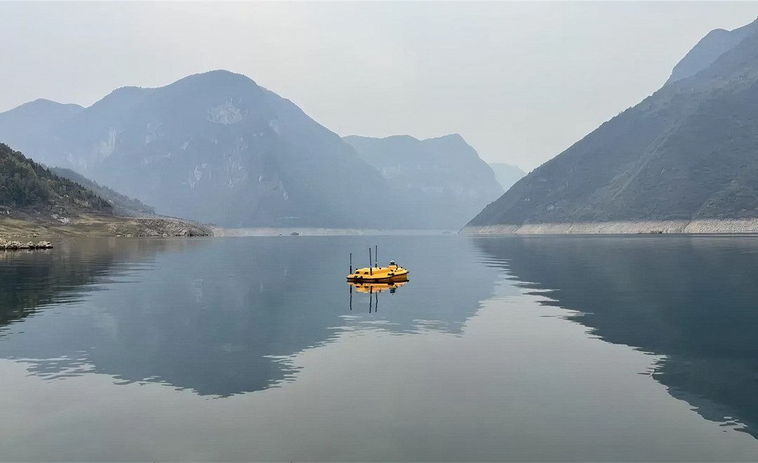 Ein Hubschrauber vom Typ Apache 4 USV vermesst einen Kanal an einem Nebenfluss des Jangtse.