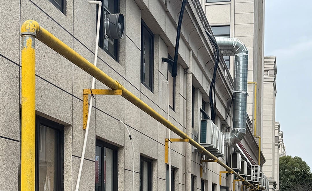 Conduites de gaz aériennes fixées au mur d'un immeuble