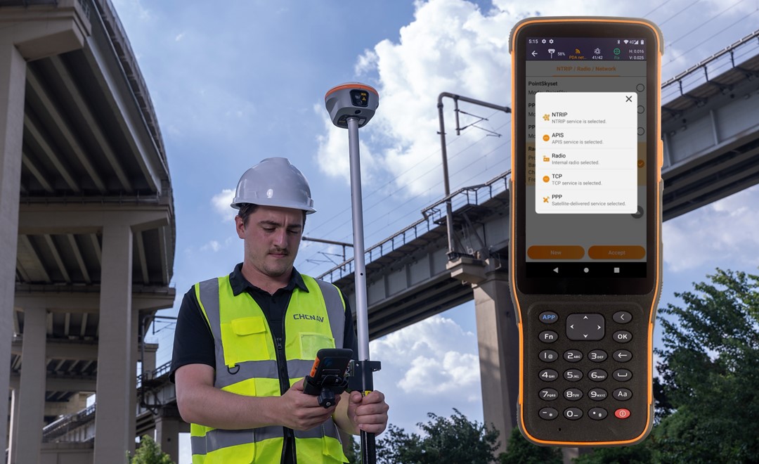 Vermessungsingenieur, der den CHCNAV HCE600 und den i85 mit PointSky-GNSS-Korrekturen einsetzt.