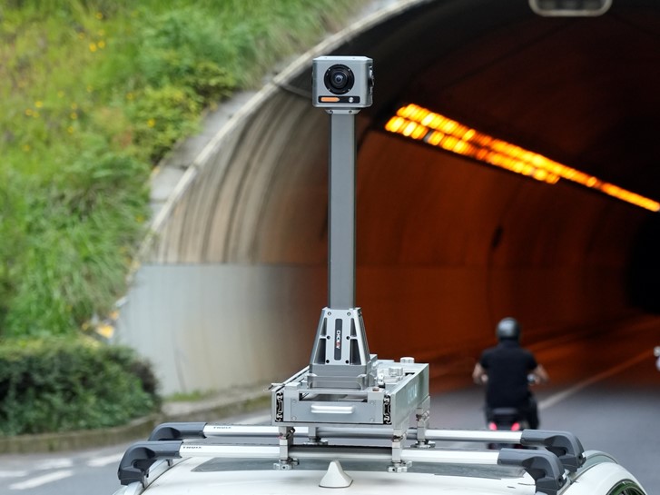 測量車両にC7200カメラを搭載したMP7パノラママッピングシステム。