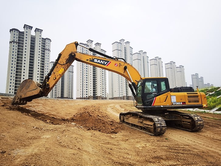 Escavadora a trabalhar na construção de estradas com apoio de posicionamento RTK.